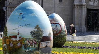 Красиво оцветени яйца радват жителите на хърватската столица Загреб дни