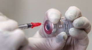 Ваксинацията е едно от оръжията за борба с вируса остава