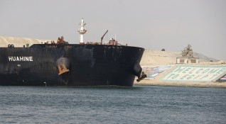 Последните кораби блокирани заради засядането на огромен контейнеровоз в Суецкия
