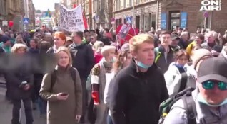 Хиляди германци излязоха на протест в Щутгарт срещу ограниченията заради