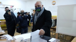Арман Бабикян от коалицията Изправи се Мутри вън гласува в