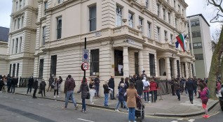 Опашки от желаещи да гласуват в посолството ни в Лондон