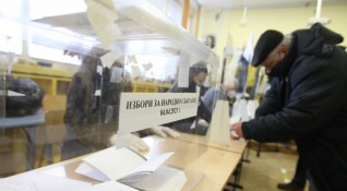 В Габрово пред големите избирателни секции се образуваха опашки от