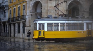 Музеите средните училища и терасите на кафенетата в Португалия отварят