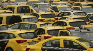 Такситата в Бургас вече задължително трябва да вдигнат първоначалната си