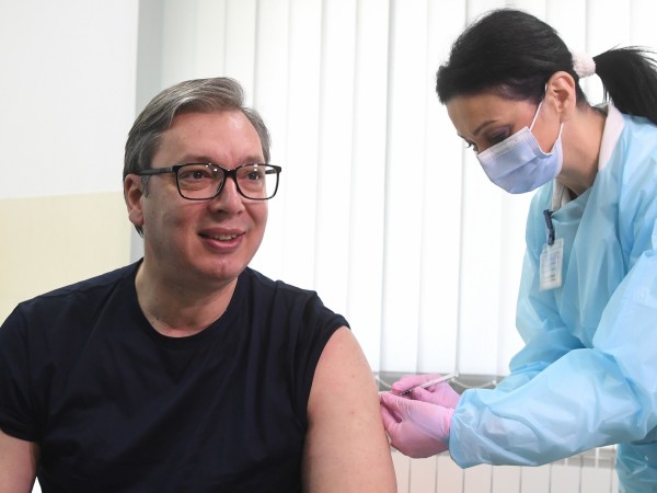 Президентът на Сърбия Александър Вучич се ваксинира срещу коронавирус в