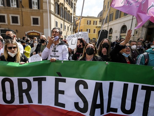 Масови протести се проведоха в редица италиански градове срещу ограничителните