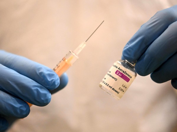 Прилагането на ваксината на "АстраЗенека" ще продължи у нас, но