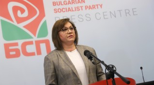 Председателят на БСП Корнелия Нинова инициира среща с общинските и