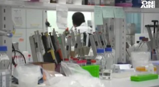 България спира ваксинацията с AstraZeneca при жени под 60 годишна възраст