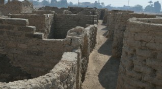В пясъците край античния египетски храм в Луксор археолози откриха