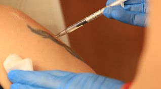 Случаите с тромбози след ваксиниране с АстраЗенека предизвика отлив от