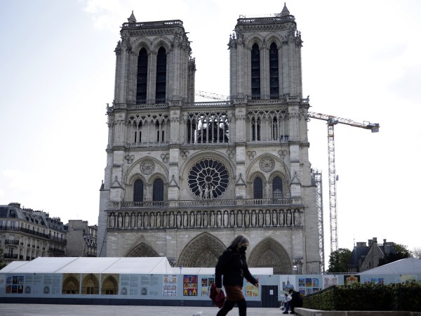 Катедралата "Нотр Дам" ("Света Богородица“) в Париж, опустошена от пожара