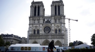 Катедралата Нотр Дам Света Богородица в Париж опустошена от пожара