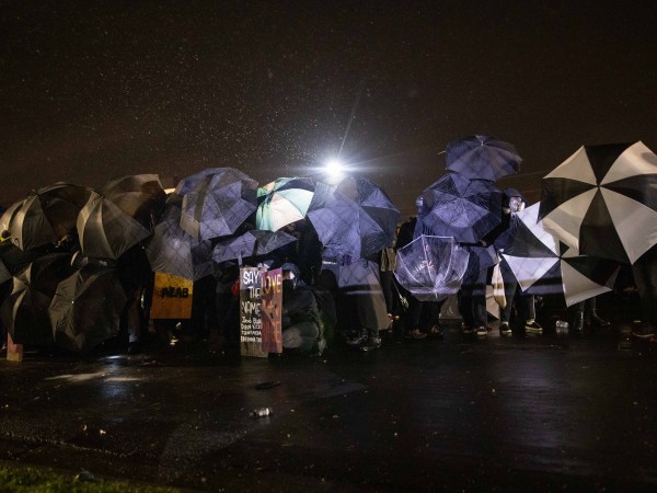 Трета поредна нощ продължиха протестите и сблъсъците с полицията в