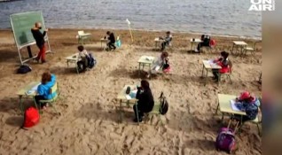 В Испания преместиха уроците в класната стая на плажа След