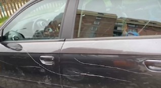 От брутално посегателство върху паркирани автомобили се оплакаха жители на
