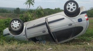 Кола се обърна в канавката на пътя Варна Бургас