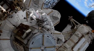 Двама руски космонавти и астронавт на НАСА се приземиха в