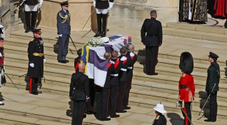 Снимка БГНЕСКралица Елизабет II се сбогува с покойния си съпруг