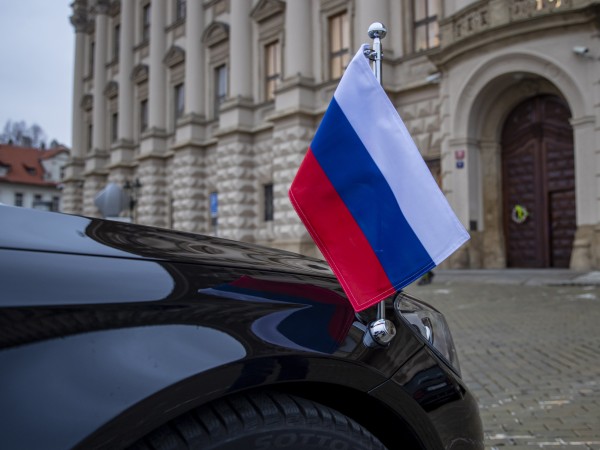 Чешкият посланик в Москва Витезслав Пивонка излезе от сградата на