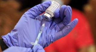 Докато някои държави се борят да се докопат до ваксините