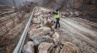 Срутище отново затвори временно пътя между София и Самоков съобщиха
