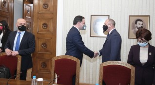 Президентът Румен Радев връчи проучвателен мандат за съставяне на правителството