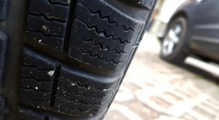 Десетки автомобили на улици в София осъмват с надупчени гуми