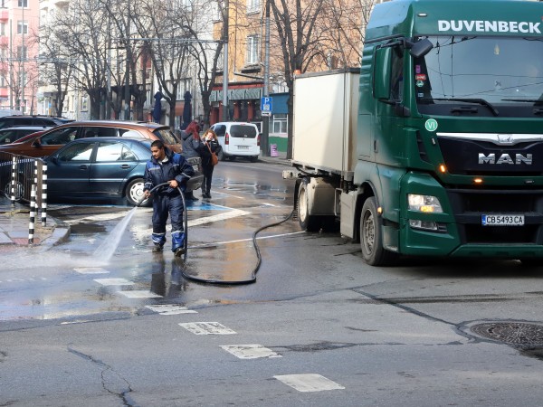 Миенето на улици е основен приоритет за чистотата на градската
