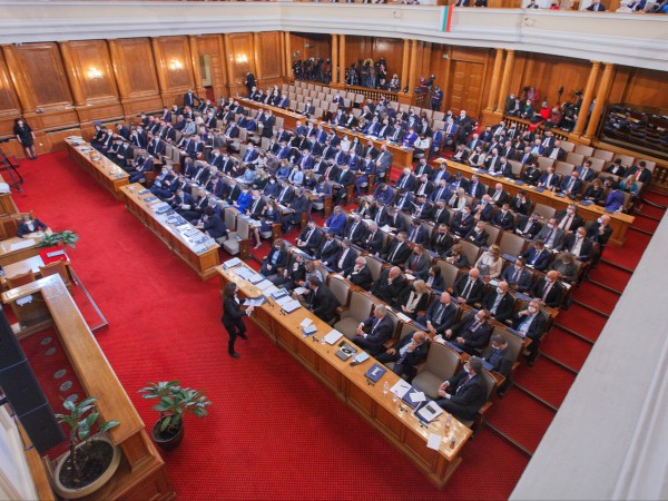 БСП настоява да се замрази заплатата на депутатите на ниво