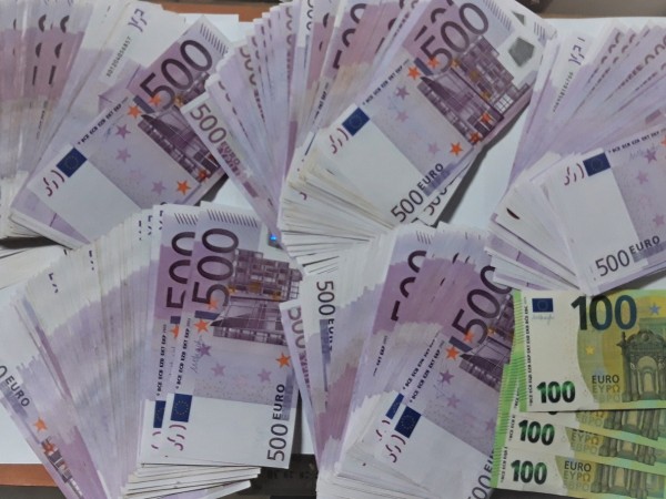 Окръжен съд-Пазарджик е наложил запор на банкова сметка в Португалия.