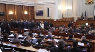 Демократична България ДБ реши да ограничи депутатските бонуси до
