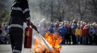 Снимки Димитър Кьосемарлиев Пожарникари доброволци и представители на БЧК проведоха мащабно