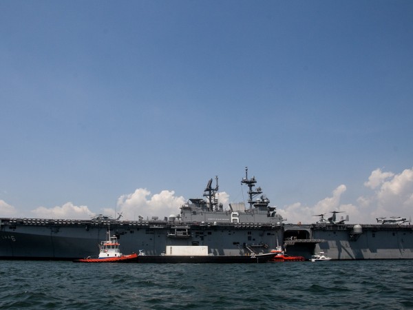 Американски военен кораб произведе предупредителни изстрели, след като три военноморски