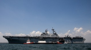 Американски военен кораб произведе предупредителни изстрели след като три военноморски