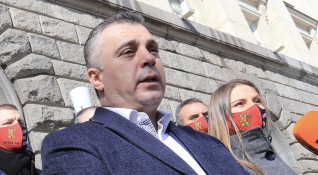 Представителите на ВМРО се завърнаха в парламента но само пред