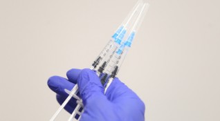 Една доза от използваните във Великобритания ваксини срещу COVID 19