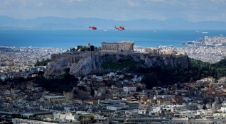Гръцките власти обмислят премахването контрола върху движението на хората със