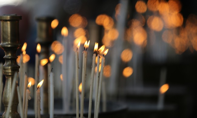 Свещи от магазин за левче подбиват цените на църквата