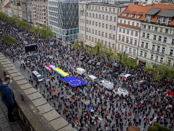 Десет хиляди души демонстрираха в центъра на Прага срещу президента