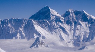 Алпинистите и властите в базовия лагер на Еверест в Непал