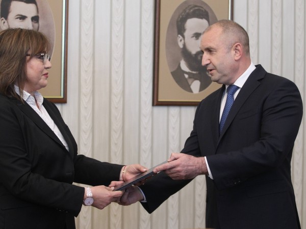 Снимки: Димитър Кьосемарлиев Президентът Румен Радев връчи мандата на парламентарната
