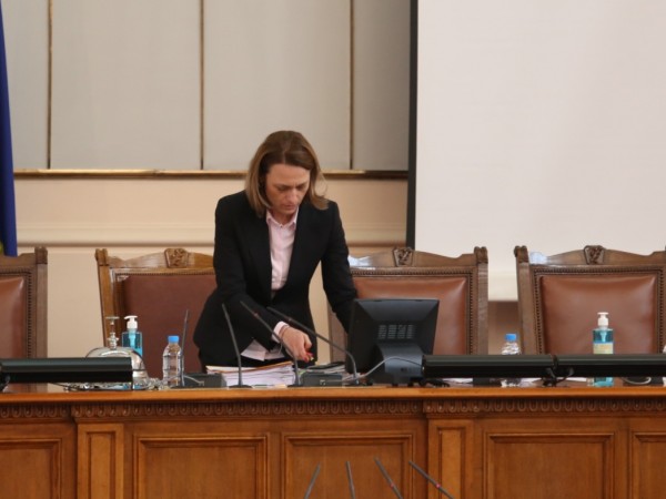 Председателят на парламента Ива Митева прекрати днешното пленарно заседание след