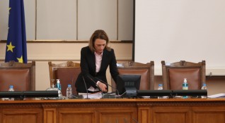 Председателят на парламента Ива Митева прекрати днешното пленарно заседание след