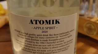 Първите бутилки от занаятчийски дух направени от ябълки отглеждани близо