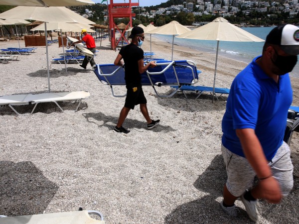 Гърция ще отвори частните плажове в събота и музеите следващата