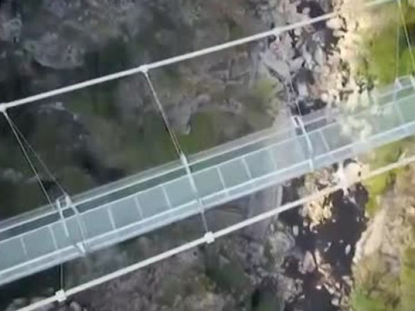 Откриха най-дългия висящ пешеходен мост в света. 516-метровата конструкция се