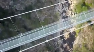 Откриха най дългия висящ пешеходен мост в света 516 метровата конструкция се