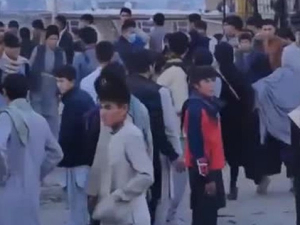 30 души загинаха при експлозия до средно училище в Кабул.